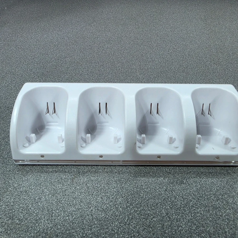 Blue Light Charge Station Wii 4-Port White Excellent 2x 2800mAh Batteries